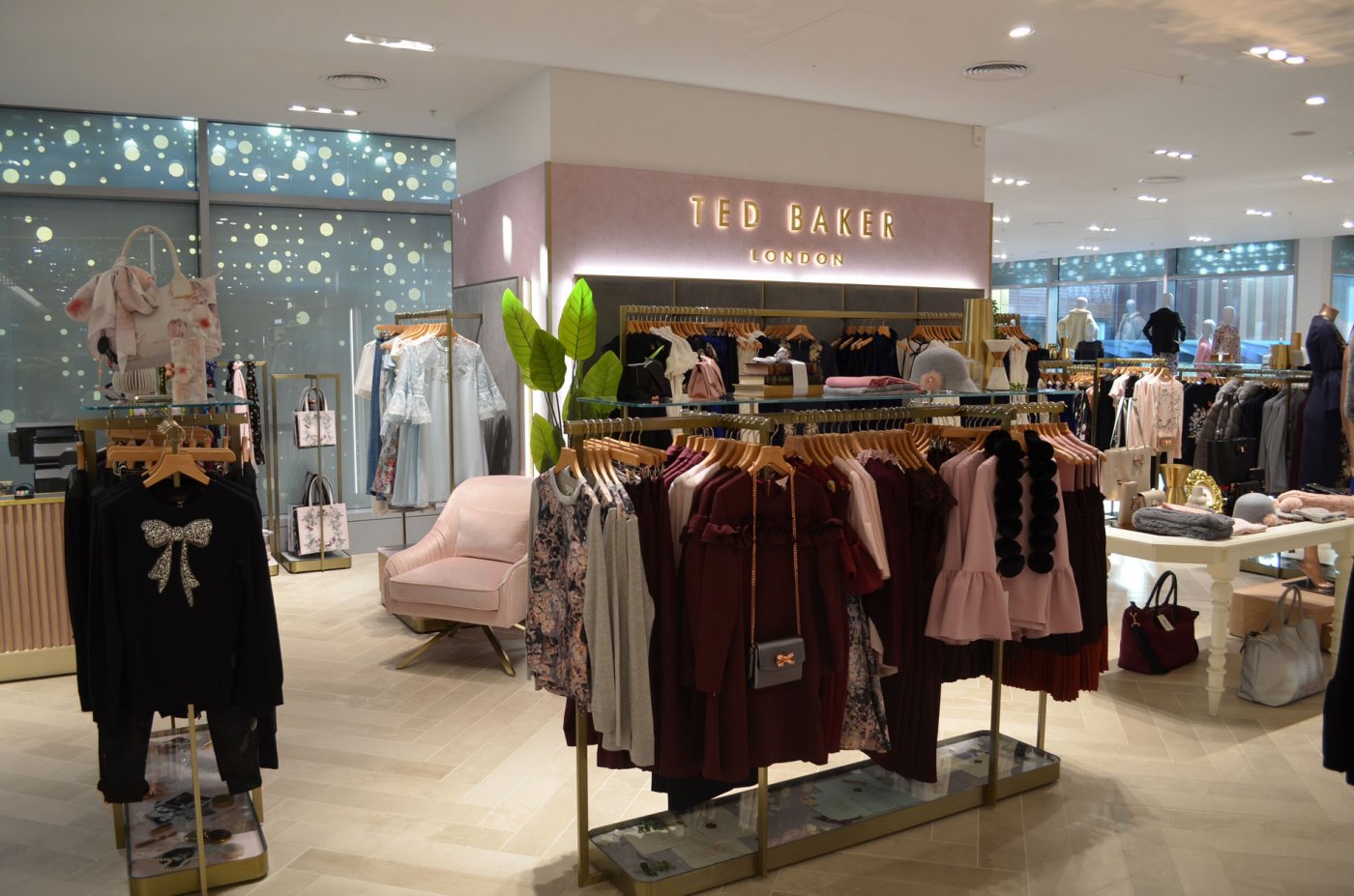  Global Wallcovering Manufacturer Delivers a Polished Performance for Ted Baker Concessions Worldwide 